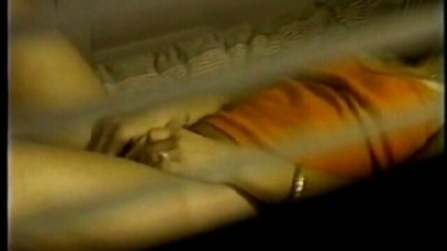క్రేజీ జపనీస్ వనదేవత తన పుస్సీతో ఆడుతూ, ఆపై telugu సెక్స్ నేలపై మూత్ర విసర్జన చేస్తుంది